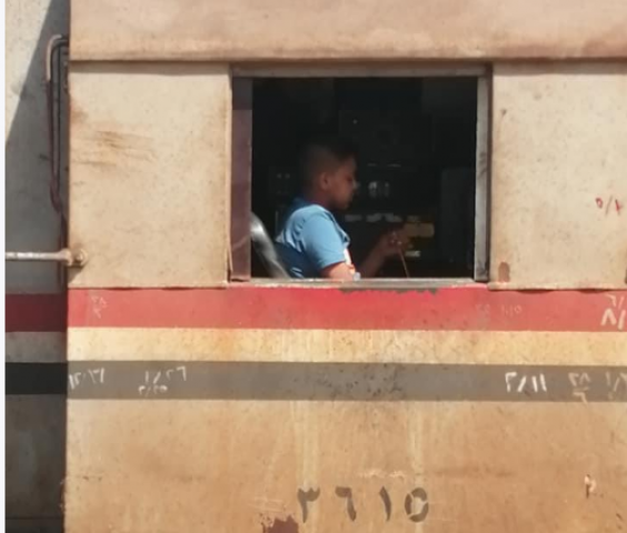 طفل يقود قطار كفر الشيخ-طنطا 