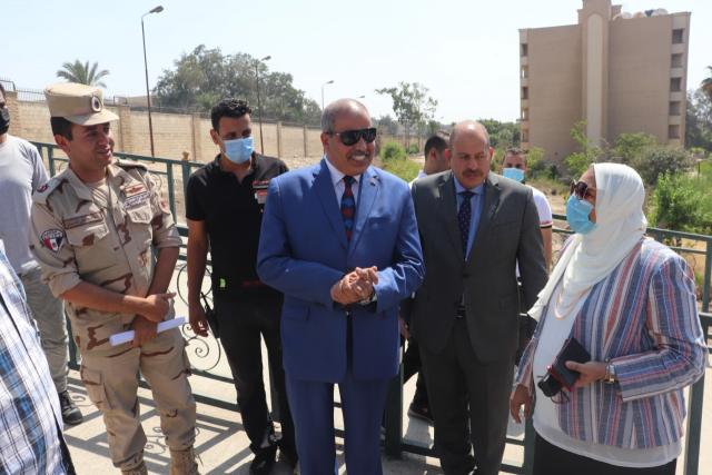 رئيس جامعة الأزهر يعاين موقع إنشاء الكوبري الجديد أمام المدينة الجامعية بالقاهرة