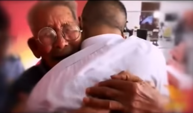 رجل يلتقي ابنه بعد 50 عاما