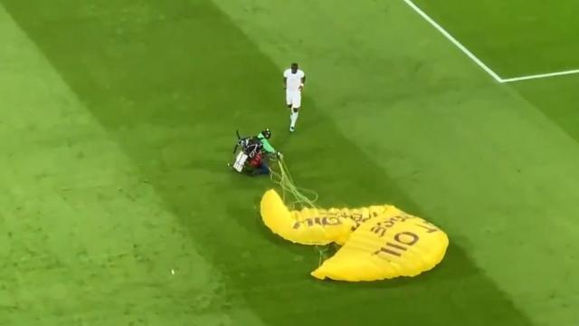 مظلي يهبط على أرضية ملعب مباراة فرنسا وألمانيا