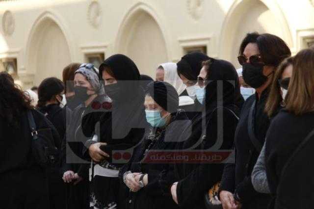 انهيار أقارب مها أبو عوف خلال تشييع جثمانها من مسجد الرحمن الرحيم
