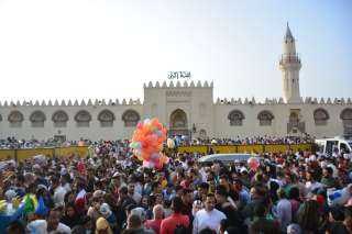 المسلمون حول العالم يؤدون صلاة عيد الفطر المبارك
