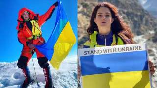 تطلب الدعم من العالم.. امرأة ترفع علم أوكرانيا على قمة جبل إيفرست