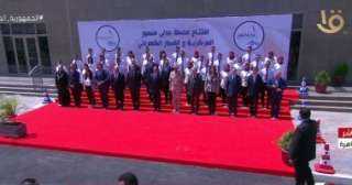 الرئيس السيسي يلتقط صورة تذكارية في افتتاح محطة عدلي منصور المركزية