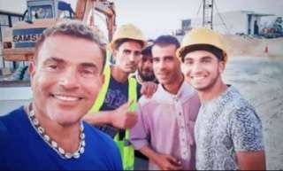 بعد تذكرة بـ 100 ألف.. هل يكسب عمرو دياب تعاطف الجمهور بتصرفه مع العمال؟