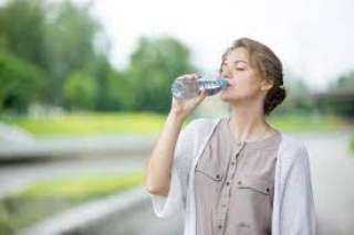 5 فوائد صحية لشرب الماء الدافئ يومياً (خاص)